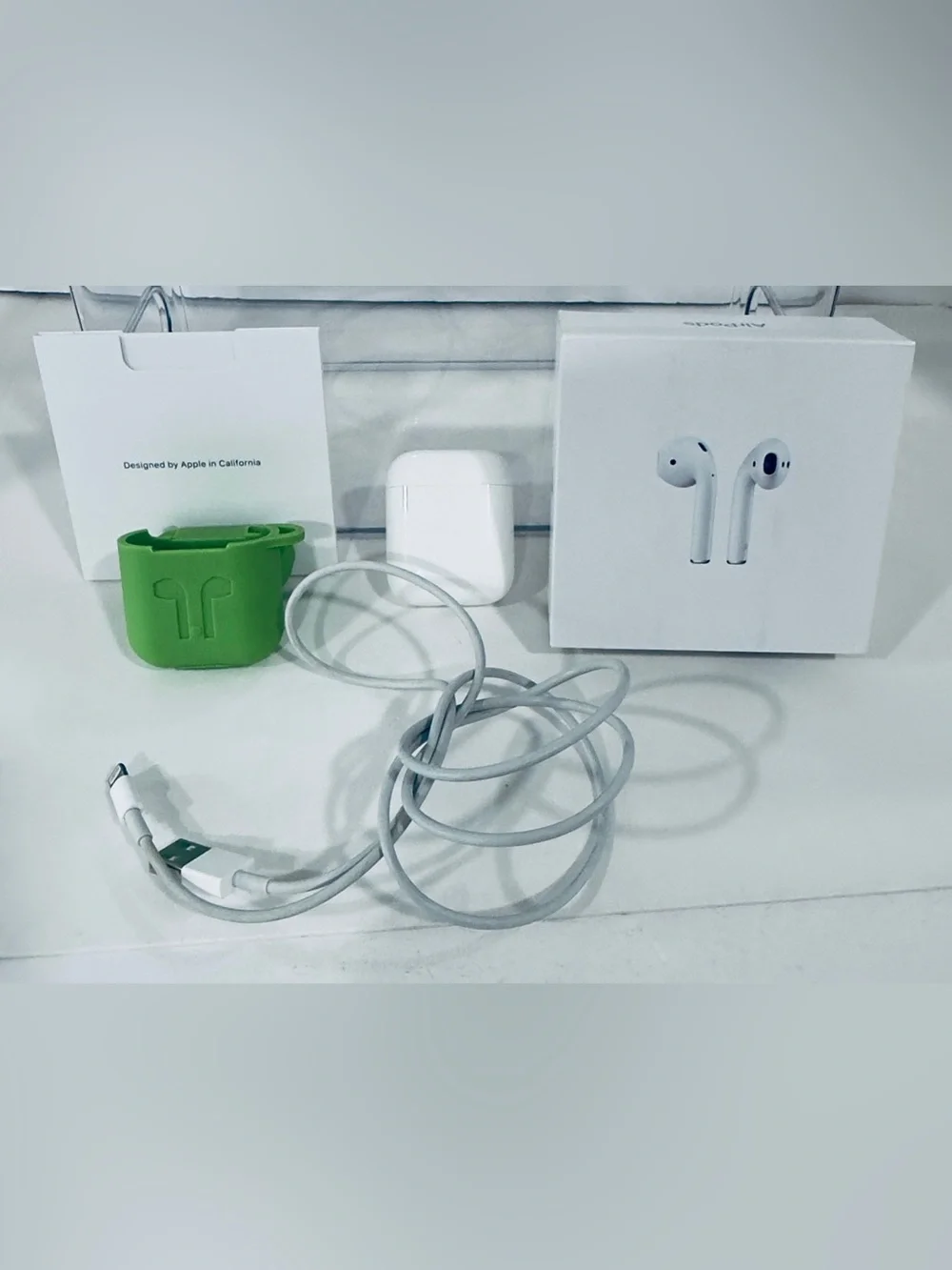 Apple AirPods (2nd Gen)w/Charging Case-Excellent Battery Health w/Original Box